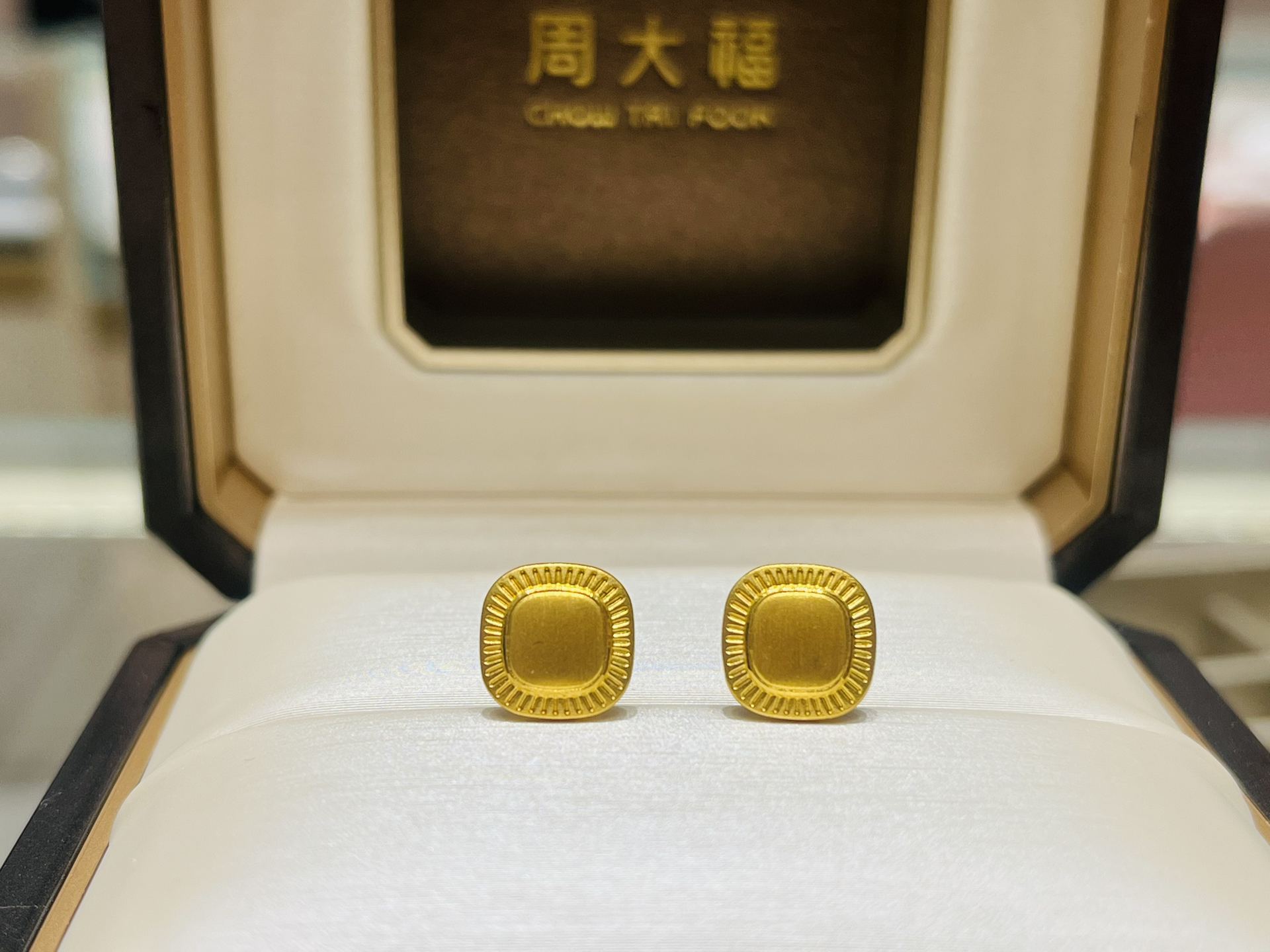 周大福黄金耳钉，最新时尚潮流指南与选购指南