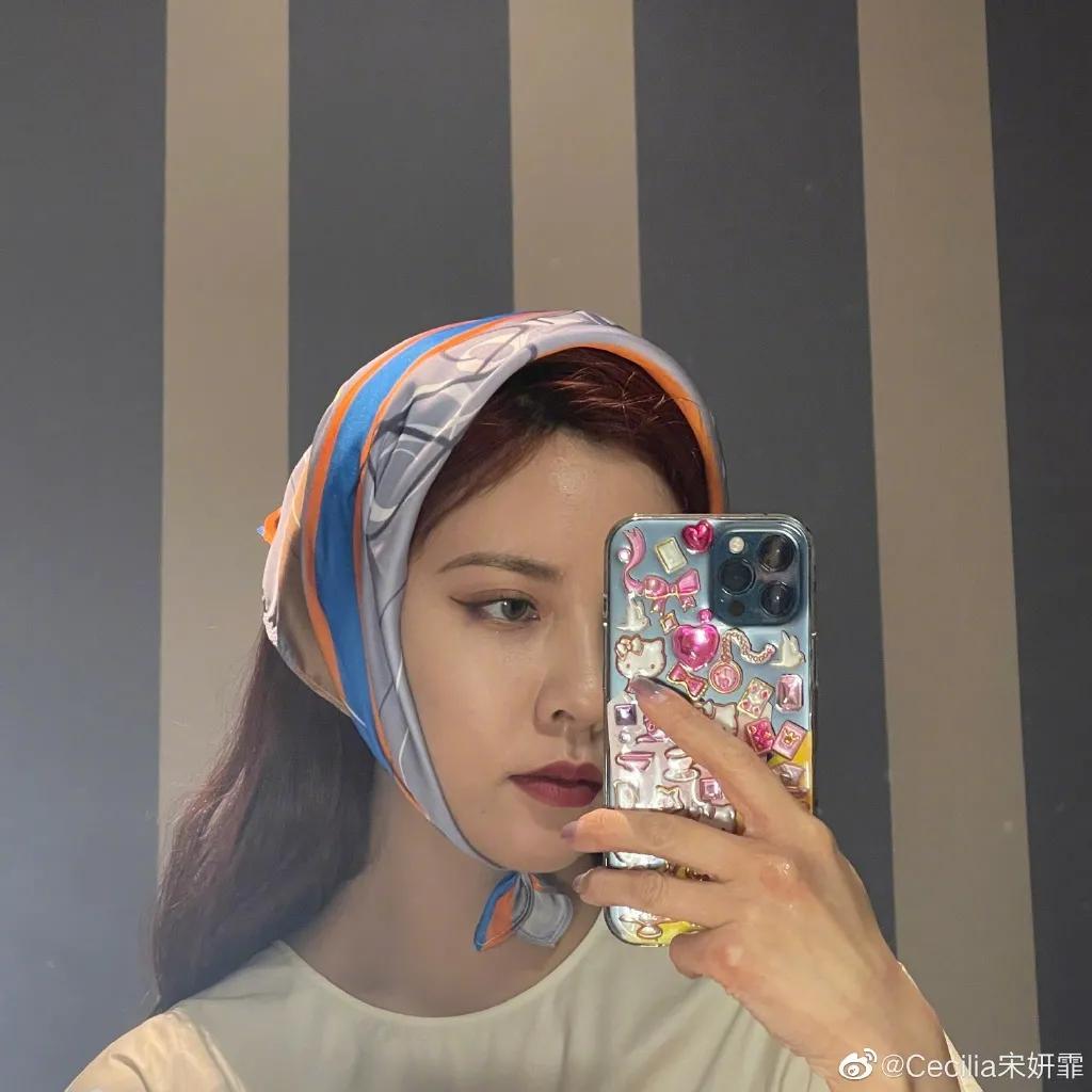 宋妍霏最新美甲引领时尚潮流