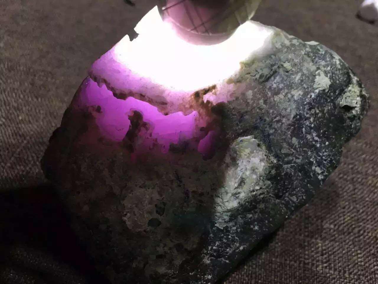 最新赌石窃玉探索与发现揭秘