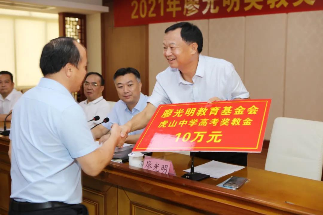 最新助学金发放助力学子圆梦，推动教育公平发展