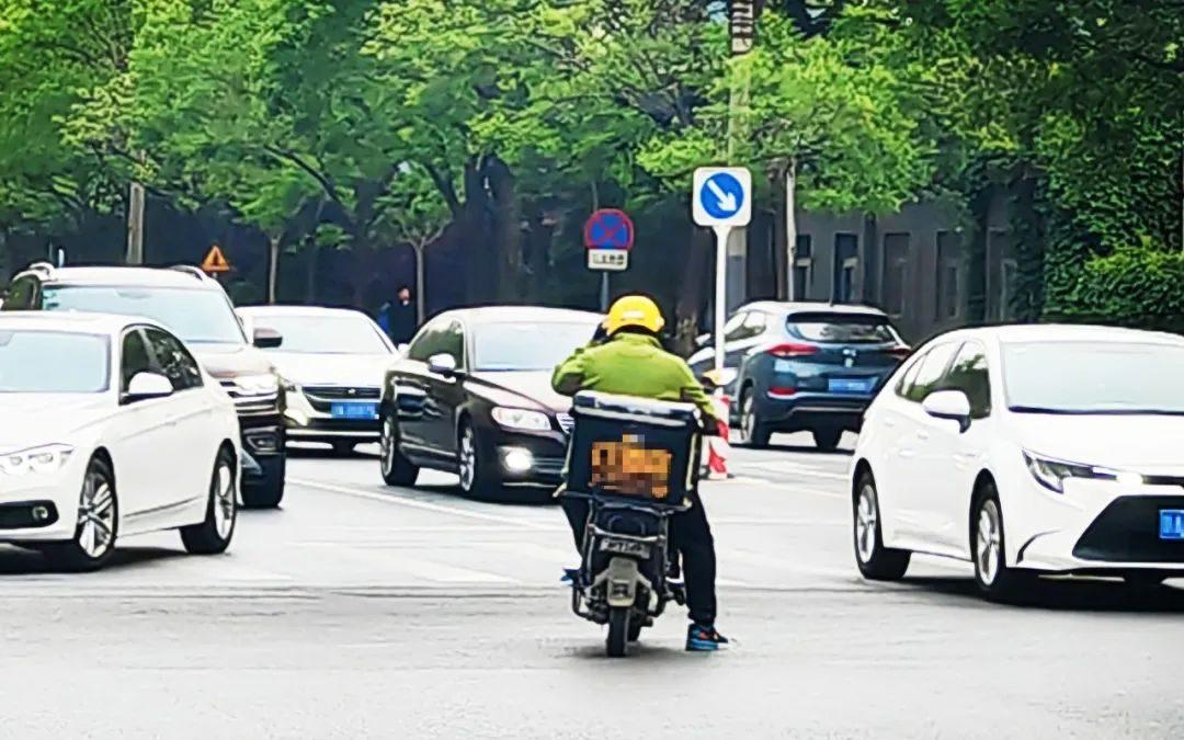 北京外卖骑手，城市速度与温情的传递者