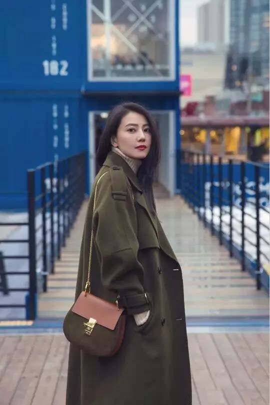 高圆圆最新光脚照，展现自然之美的清新瞬间