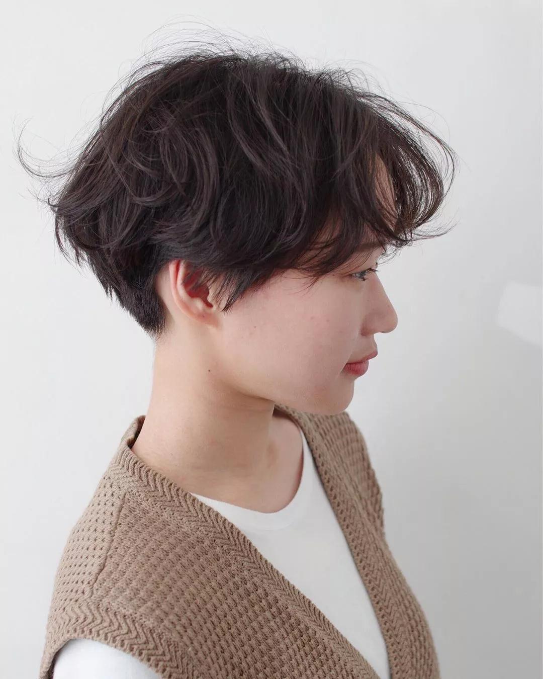 女性时尚潮流，最新短发造型图片与造型趋势